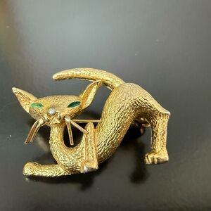 BOUCHER designer Vintage gold tone small cute Siamese cat brooch Emerald Eyes